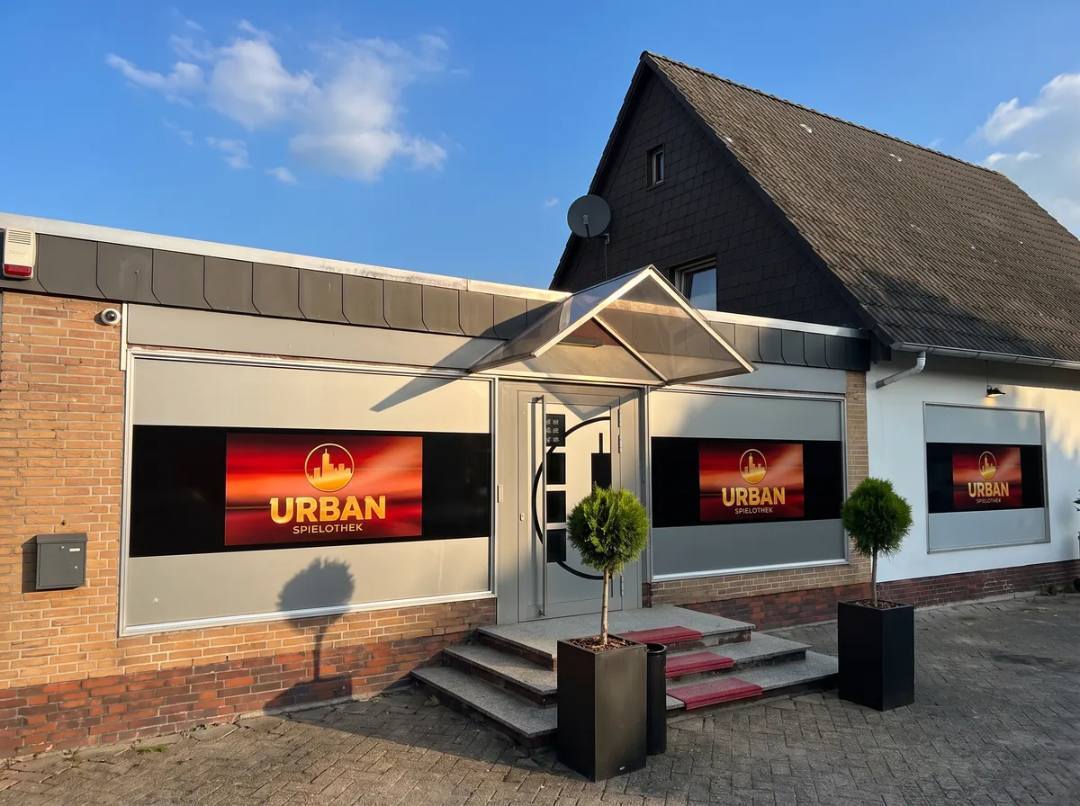 Gebäudefront der Urban Spielothek mit großflächiger Fensterwerbung von K&R